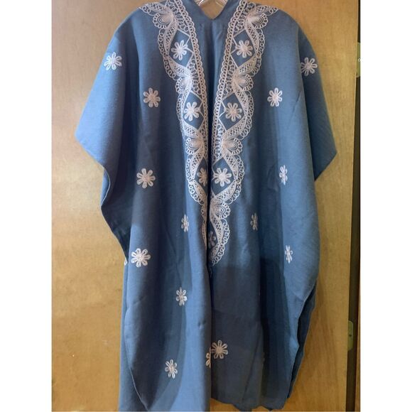 Gray Kimono with Unique White Lace Trim - Picture 6 of 6